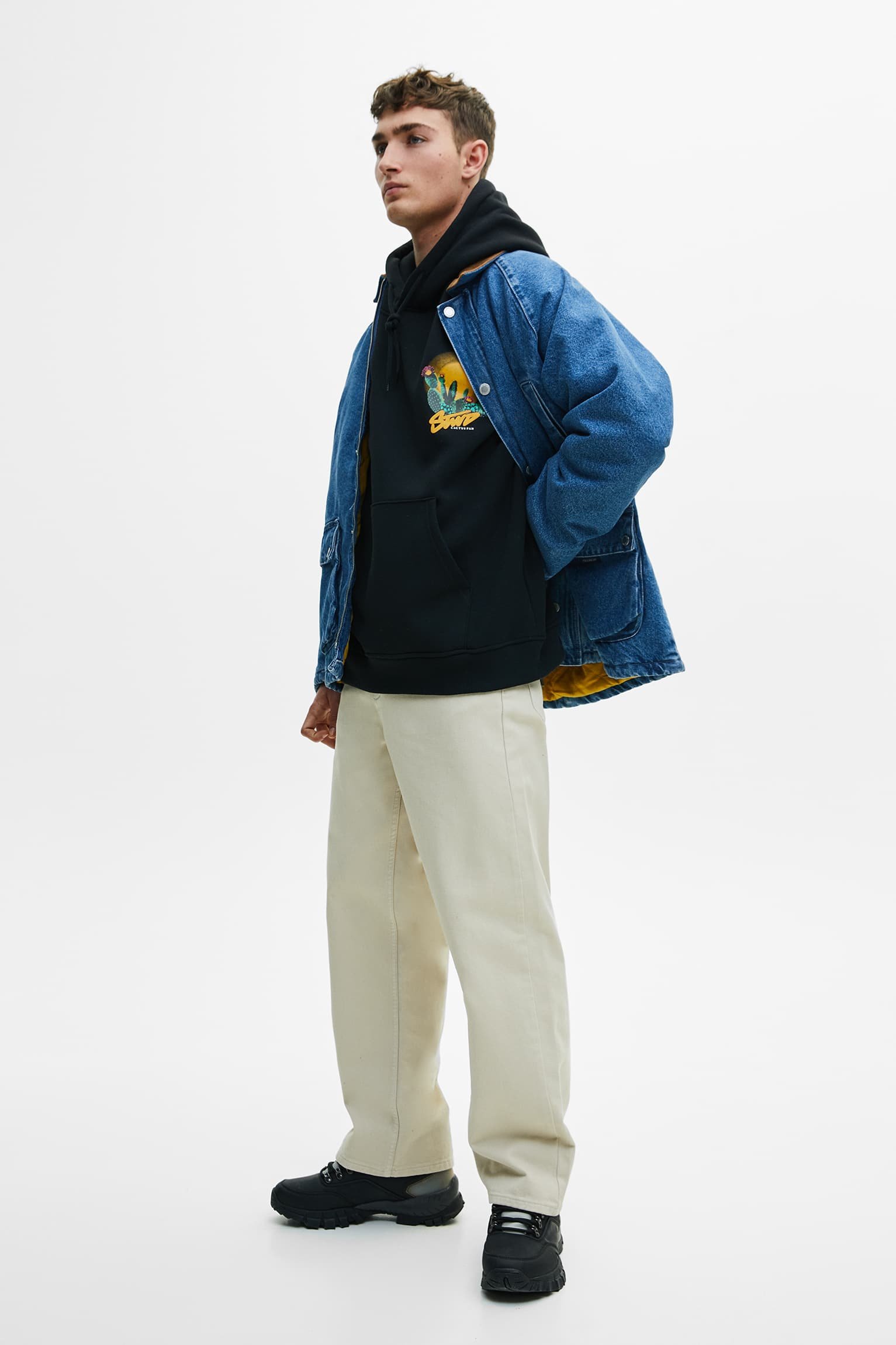 Black Hoodie With Contrast Graphic - الصورة 4