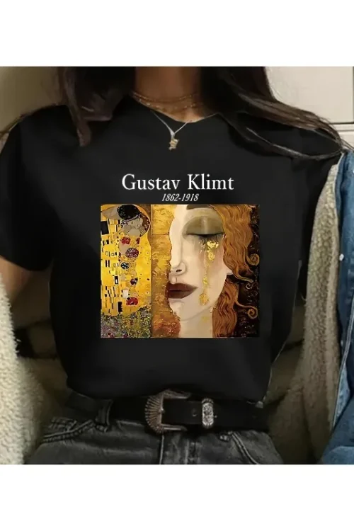 غوستاف كليمت العمل الفني الكلاسيكي تي شيرت مطبوع للنساء في أوروبا وأمريكا يعرض العمل الفني الشهير “قبلة” تي شيرت مطبوع