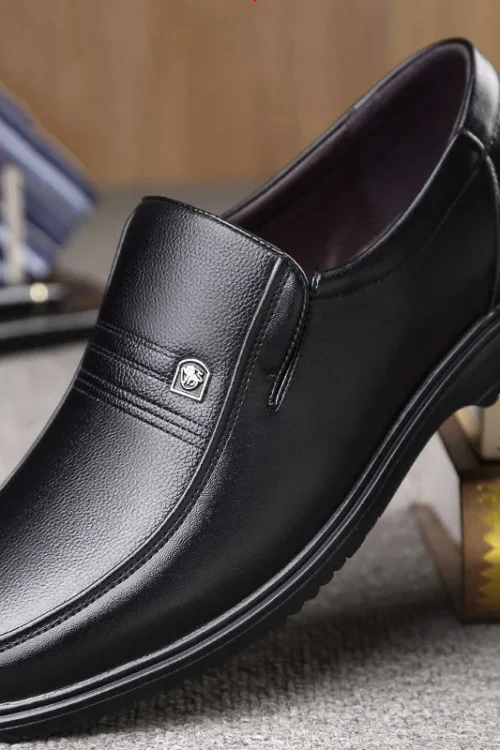 جلد الرجال الأحذية الرسمية الفاخرة العلامة التجارية 2025 الرجال المتسكعون فستان الأخفاف تنفس الانزلاق على أحذية قيادة سوداء حجم كبير 38-46