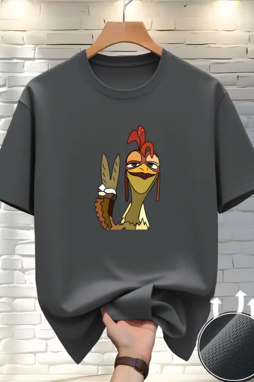 تي شيرت صيفي للرجال مصنوع من القطن الخالص بنسبة 100%، فضفاض وعصري ومريح، مطبوع بنمط ممتع، بأكمام قصيرة وياقة دائرية.