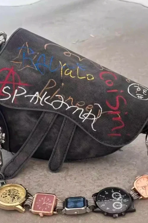 مصمم حقيبة السرج الفاخرة المرأة 2025 جديد في الموضة شيك حزام ساعة معدنية حقيبة كتف الاتجاه الكتابة على الجدران الجدة حقائب الإناث